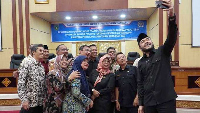 Wako Fadly Amran selfie usai Rapat Paripurna DPRD Padang Panjang