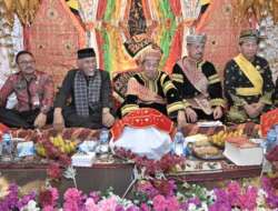 Mahyeldi Hadiri Penganugerahan Gelar Sangsako Kaum Suku Caniago Datuk Nan Sati kepada Gubernur Riau dan Istri