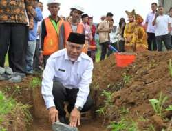 Gubernur Sumbar Letakkan Batu Pertama Pembangunan Unit Sekolah Baru SMK Kesehatan Negeri Akabiluru