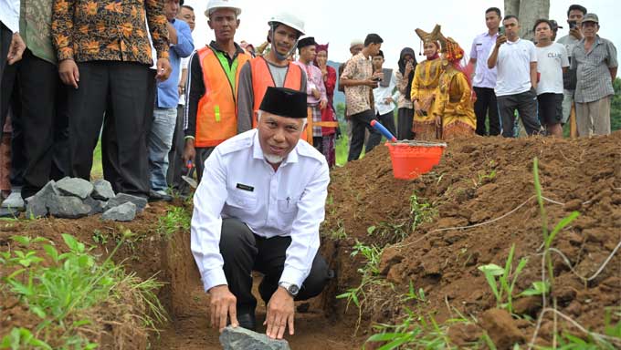 Gubernur Sumbar Letakkan Batu Pertama Pembangunan Unit Sekolah Baru SMK Kesehatan Akabiluru
