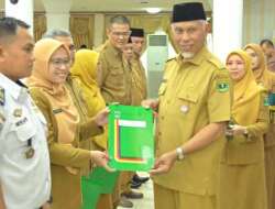 Gubernur Sumbar Serahkan SK Kenaikan Pangkat Ribuan ASN