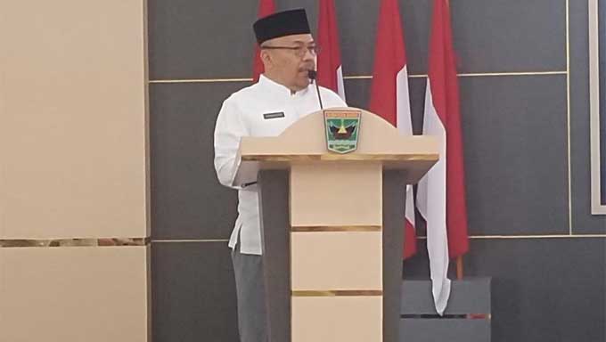 Hansastri saat memimpin Rapat Koordinasi (Rakor) dan Evaluasi Percepatan Target UHC (Universal Health Coverage) Sumbar di Auditorium Gubernuran, Rabu (27/9/2023).