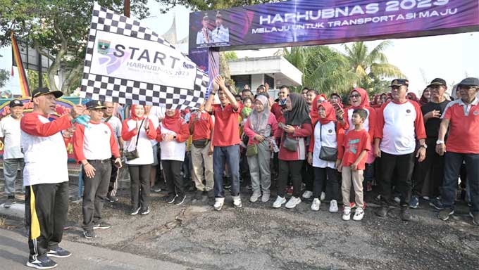 Pemprov Sumbar menggelar kegiatan jalan santai bersama masyarakat Kota Padang