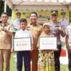 Asisten I Pemerintahan Setdakab Solok Selatan, H Efi Yandri, saat penyerahan bantuan pangan kepada 904 KPM di Kecamatan Sangir Batang Hari