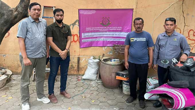 Penyidik Kejaksaan Negeri Pasaman Barat melakukan penyitaan aset berupa tanah seluas 113 M2 yang di atasnya berdiri Rumah Toko sebanyak 2 unit, di Kompleks Pasar Bantar Gebang, Kelurahan Bantar Gebang, Kecamatan Bantar Gebang, Kota Bekasi, Provinsi Jawa Barat