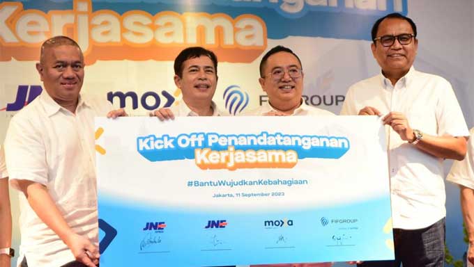 penandatanganan kerja sama antara Moxa dan FIFGROUP dengan JNE Express serta JNE International dalam menghadirkan layanan keuangan yang inklusif. (f/jne)