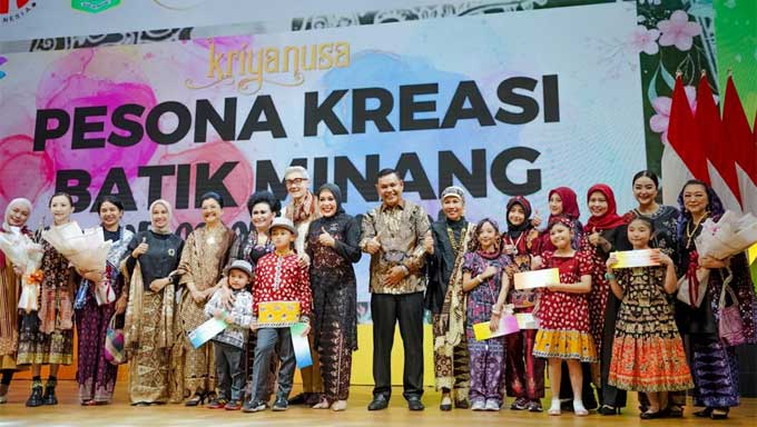Dekranasda Kabupaten Solok Angkat Kids Fashion Show Pesona Batik Minang Di Kriya Nusa 2023