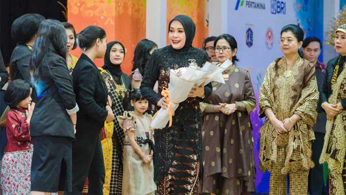 Ketua Dekranasda Kabupaten Solok, Ny. Hj. Emiko mendapat karangan bunga saat Kids Fashion Show Pesona Batik Minang di Kriya Nusa 2023