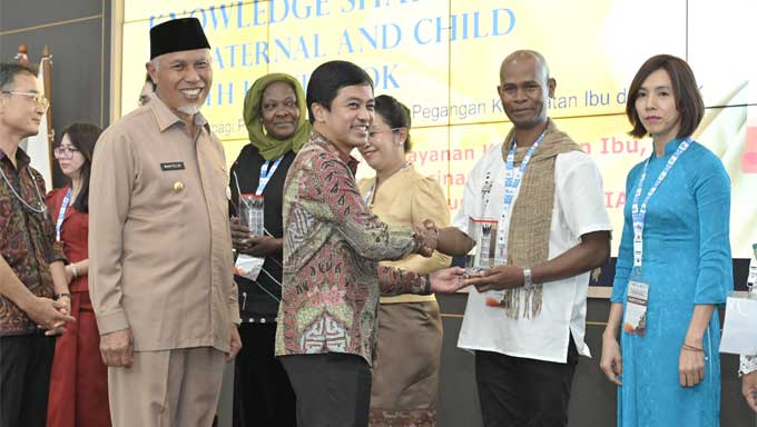 Wow! Sembilan Negara Menyigi Penerapan Buku KIA di Sumbar 1 Gubernur Mahyeldi saat pembukaan agenda "Knowlegde Sharing Program on Maternal and Child Health Handbook", bersama Wakil Menteri Kesehatan (Wamenkes) RI, Dante Saksono Harbuwono dan Kepala Kantor Perwakilan JICA Indonesia Takehiro Yasui di Auditorium Gubernuran Sumbar