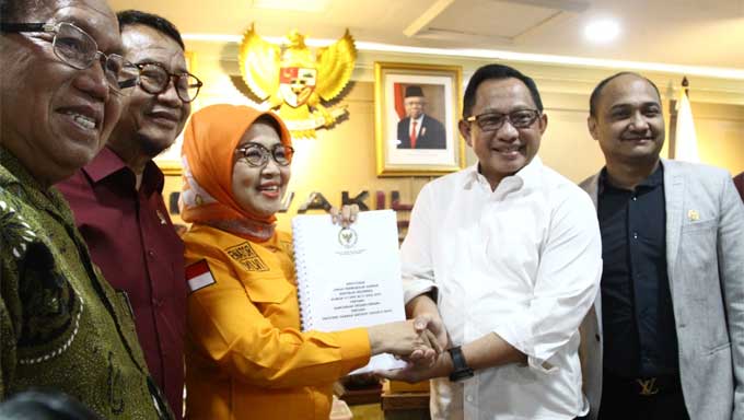 Komite I DPD RI Bahas Moratorium Otonomi Daerah dengan Mendagri 1 Komite I DPD RI Bahas Moratorium Otonomi Daerah dengan Mendagri