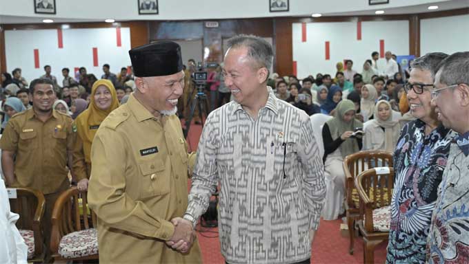 Terus Pacu Pertumbuhan Sektor Industri, Ini Fokus Gubernur Sumbar 1 Gubernur Mahyeldi bersama Menteri Perindustrian (Menperin), Agus Gumiwang Kartasasmita dalam Kuliah Umum Peningkatan Indeks Kepercayaan Industri (IKI) melalui Pengembangan SDM Industri, di Convention Hall Universitas Andalas (Unand) Padang