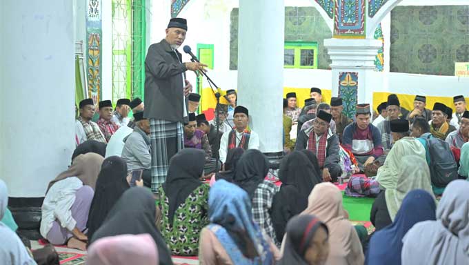 Gubernur Sumbar Beri Tausiyah Maulid Nabi SAW di Masjid Ampek Lingkuang Lubuk Alung
