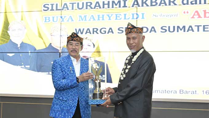 Gubernur Sumbar, Mahyeldi Dianugerahi Gelar Kehormatan 'Abah Rakean' oleh Paguyuban Warga Sunda