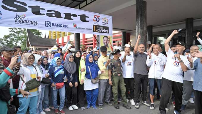 Gubernur Mahyeldi Lepas Ribuan Peserta Fun Walk Kadin Sumbar 1 Mahyeldi Ansharullah melepas Peserta Fun Walk Kadin Sumbar