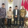 Gubernur Sumatera Barat, Mahyeldi Ansharullah bersama Rektor Universitas Negeri Padang (UNP), Prof. Ganefri dan Direktur Rumah Sakit Achmad Mochtar (RSAM) Bukittinggi, Drg. Busril menemui Wakil Presiden (Wapres) RI, K. H. Ma’ruf Amin di Istana Wakil Presiden, Selasa (26/09/2023).