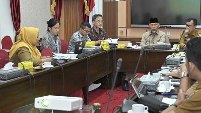Gubernur Mahyeldi dalam pertemuan dengan rombongan perwakilan JICA di ruang rapat Istana Gubernur Sumbar