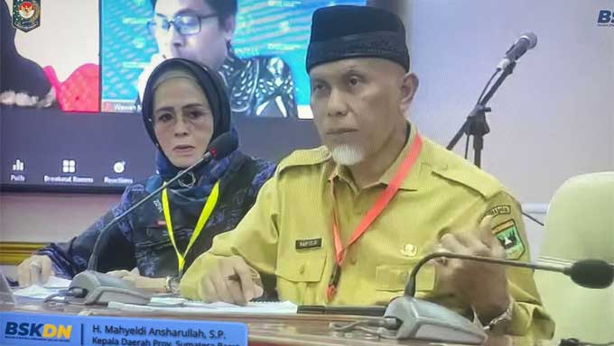 Gubernur Mahyeldi memaparkan dua program inovasi unggulan Sumbar, yaitu inovasi “Masuk Surga” dan inovasi “Lihai”, di Ruang Sidang Utama Kementerian Dalam Negeri (Kemendagri)