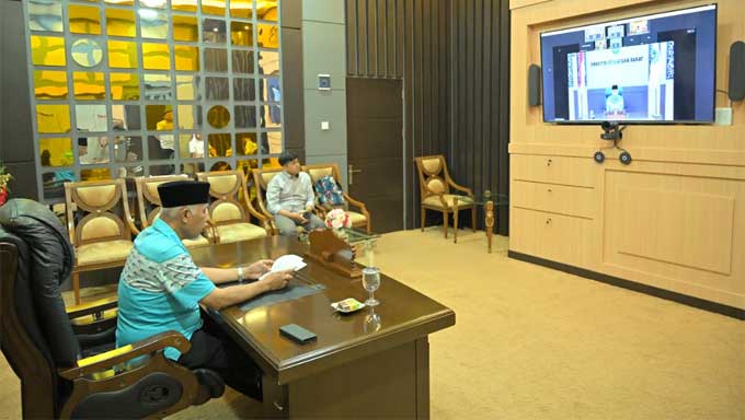 Gubernur Sumbar, Mahyeldi saat memberikan sambutan via zoom dalam Peringatan Dies Natalis ke-67 Unand