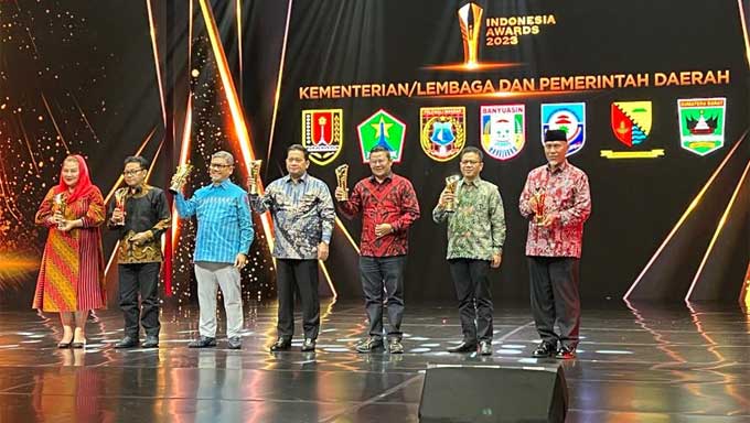 Gubernur Sumbar, Mahyeldi menerima penghargaan Indonesia Award 2023 kategori Excellent Award for Strategic Initiative Pembangunan Nagari Tertinggal dari INews Media Grup