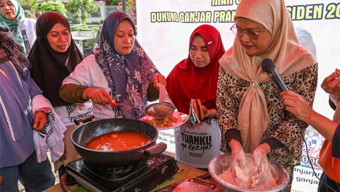Mak Ganjar Sumbar Latih Kaum Ibu Buat Bola Ayam Krispi