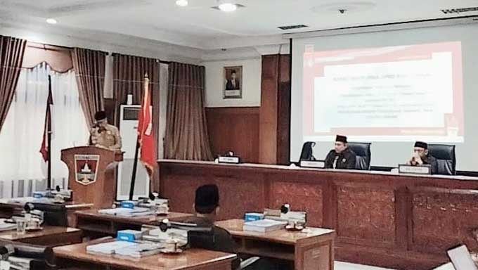 DPRD Kota Bukittinggi Gelar Rapat Paripurna Dua Hari Berturut-turut, Ini Agendanya 1 Wakil Walikota Bukittinggi, Marfendi menyampaikan hantaran Raperda