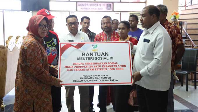 Mensos Tri Rismaharini serahkan bantuan Mesin Produksi Es Batu dan Ayam Petelur di Biak Numfor