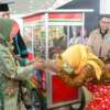 Mensos Risma Serahkan 10 Gerobak Warmindo di Bandung
