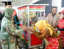 Mensos Risma Serahkan 10 Gerobak Warmindo di Bandung