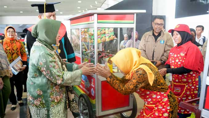 Mensos Risma Serahkan 10 Gerobak Warmindo di Bandung