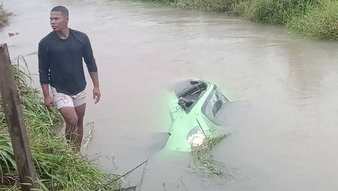 Mobil Terjun Ke Sungai Di Sikabau, Ujung Gading, Kabupaten Pasaman Barat
