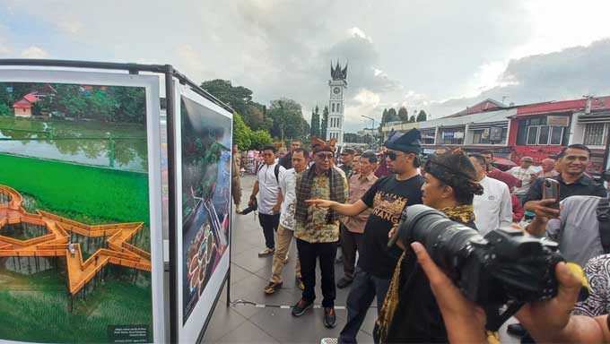 Wali Kota Bukittinggi bersama Direktur LKBN ANTARA dalam kegiatan pameran fotografi Selayang Minang