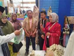 Gubernur dan Ketua Dekranasda Sumbar Sambangi Pelaku UMKM di Pameran Kriyanusa 2023