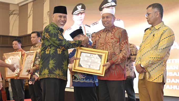 Gubernur Sumbar, Mahyeldi serahkan Anugerah Penghargaan Paritrana Award Tahun 2022, Pemberian Penghargaan Keselamatan dan Kesehatan Kerja (K3) Tahun 2023, serta Penyerahan Penghargaan atas Komitmen Perusahaan Sektor Perkebunan Kelapa Sawit untuk Tidak Melibatkan dan Mempekerjakan Anak Tahun 2023