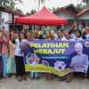 Relawan Mak Ganjar Sumbar mengajak kaum ibu di Jalan Sapek Raya Kampung Jambak, Kelurahan Batipuh Panjang, Kecamatan Koto Tangah, Padang, Sumbar untuk berkarya lewat pelatihan merajut