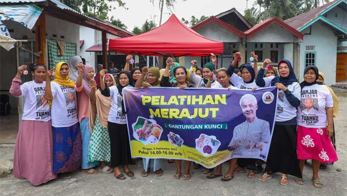 Mak Ganjar Sumbar Ajak Kaum Ibu Berkarya Lewat Pelatihan Merajut 1 Relawan Mak Ganjar Sumbar mengajak kaum ibu di Jalan Sapek Raya Kampung Jambak, Kelurahan Batipuh Panjang, Kecamatan Koto Tangah, Padang, Sumbar untuk berkarya lewat pelatihan merajut