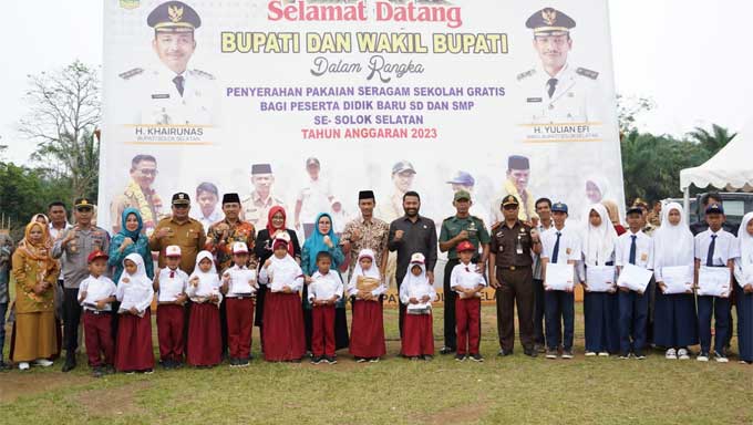 Kecamatan Sangir Balai Janggo menjadi lokasi pamungkas dalam pelaksanaan program bantuan seragam gratis Pemkab Solok Selatan