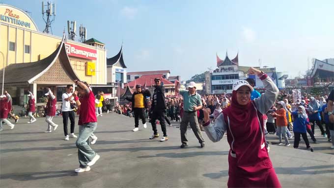 Pemko dan PGRI Gelar Senam Bersama Guru serta Pegawai Sekolah se-Kota Bukittinggi
