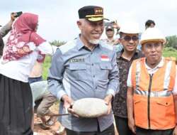 Gubernur Sumbar, Mahyeldi Ansharullah melakukan peletakan batu pertama pembangunan Unit Sekolah Baru (USB) SMK Negeri 1 Sungai Beremas, Kabupaten Pasaman Barat, Kamis (28/9/2023).