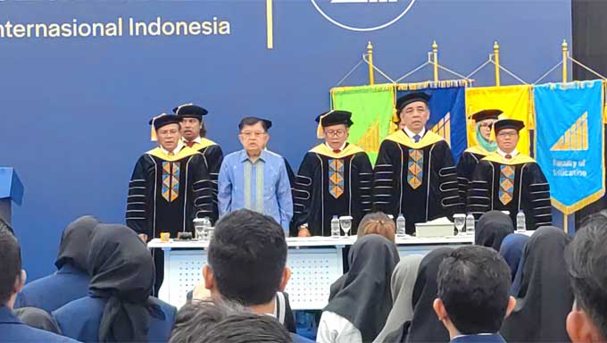 Jusuf Kalla Ajak Mahasiswa Universitas Islam Internasional Indonesia Wujudkan Kedamaian 1 Jusuf Kalla saat penyambutan selamat datang kepada 240 Mahasiswa Baru Universitas Islam Internasional Indonesia (UIII) Tahun Ajaran 2023-2024
