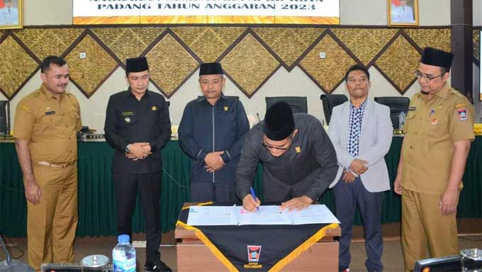 Fraksi-fraksi DPRD Kota Padang Sampaikan Pendapat Akhir terhadap Perubahan KUA dan PPAS 2023 2 Ketua DPRD Kota Padang, Syafrial Kani menandatangani persetujuan Perubahan KUA dan PPAS tahun anggaran 2023