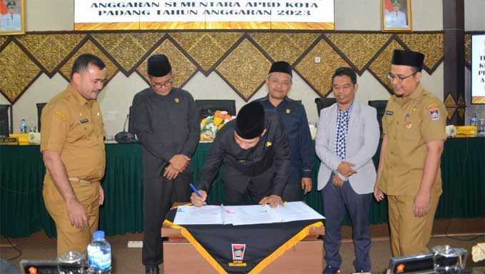 Fraksi-fraksi DPRD Kota Padang Sampaikan Pendapat Akhir terhadap Perubahan KUA dan PPAS 2023 3 Persetujuan Perubahan KUA dan PPAS 2023c