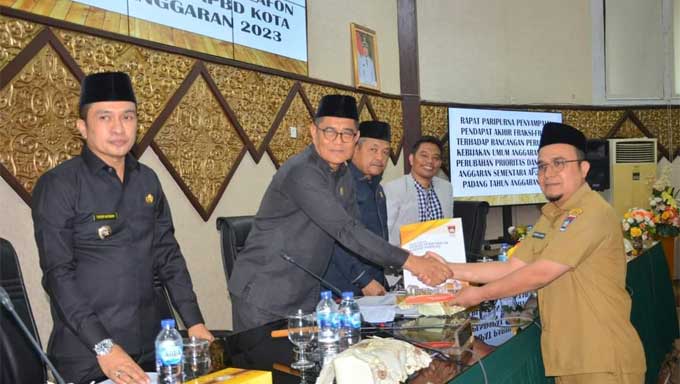 Fraksi-fraksi DPRD Kota Padang Sampaikan Pendapat Akhir terhadap Perubahan KUA dan PPAS 2023 4 Sekwan Hendrizal Azhar serahkan pendapat akhir fraksi-fraksi terhadap Perubahan KUA dan PPAS tahun anggaran 2023 kepada Ketua DPRD