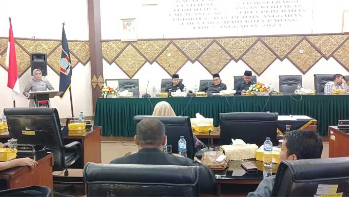 Fraksi-fraksi DPRD Kota Padang Sampaikan Pendapat Akhir terhadap Perubahan KUA dan PPAS 2023 2 Juru bicara fraksi sampaikan pendapat akhir terhadap perubahan KUA dan PPAS Kota Padang tahun anggaran 2023