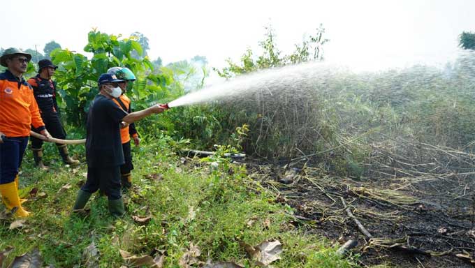 Pj Bupati Muba Ikut Padamkan Karhutla di Dusun Lame, Sekayu