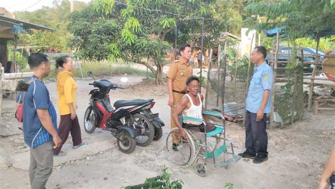 Pj Bupati Muba Salurkan Bantuan Air Bersih kepada warga