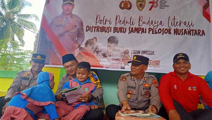 Polres Dharmasraya Bagikan Buku kepada Yayasan RA Az Zikra