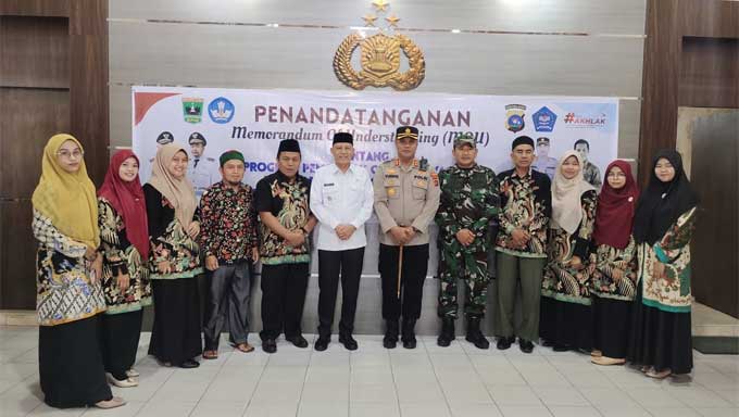 Polres Tandatangani MoU Pembinaan Calon Siswa Masuk TNI/Polri dengan SMAN 1 Bonjol dan MTsN 1 Pasaman