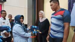 Wali Kota Tanjung Pinang Serahkan Bantuan Seragam Karang Taruna