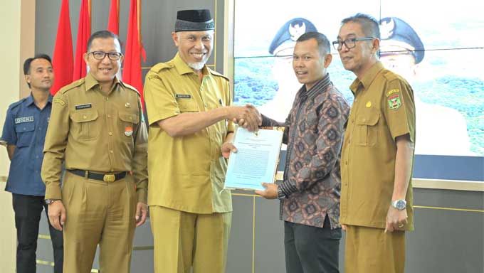 Gubernur Mahyeldi saat Rakor dan Penyampaian Surat Keputusan Menteri LHK tentang Pelepasan Sebagian Kawasan Hutan untuk Sumber Tanah Objek Reforma Agraria (TORA/SK Biru) Provinsi Sumatera Barat