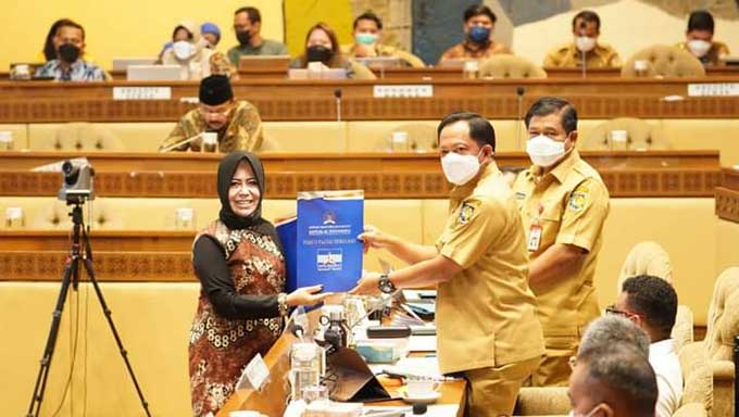 Rezka Oktoberia Ucapkan Selamat Bertugas kepada Jasman Rizal Sebagai Pj Wako Payakumbuh 1 Anggota Komisi II DPR RI, Rezka Oktoberia saat raker dengan Mendagri